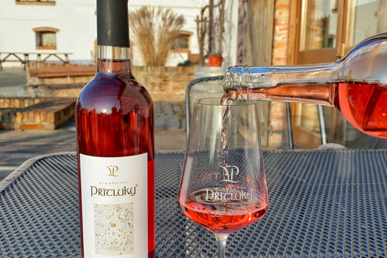 Vinarstvi-Pritluky-ruzove-vino-blog-2022